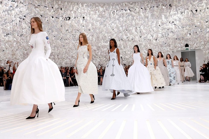 illustration-view-of-the-end-of-the-christian-dior-show-as-news-photo-1586327944.jpg