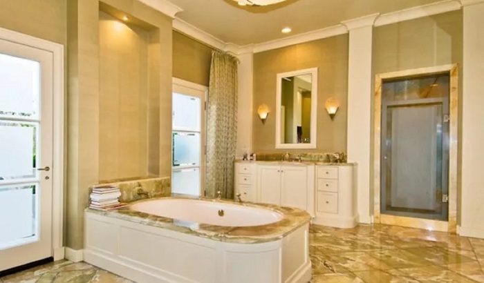 浴室的大理石地板金碧辉煌， 在乳白色的浴缸内泡澡＿https___www.workandmoney.com_s_elon-musk-real-estate-fd38019d194943d3.jpg